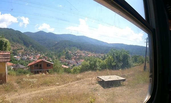 Zugfahren in Bulgarien Aussicht Landschaft