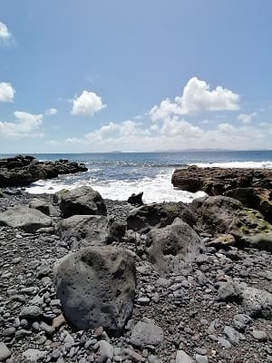 Am Meer von Lanzarote mit Blick auf Fuerteventura und Lobos